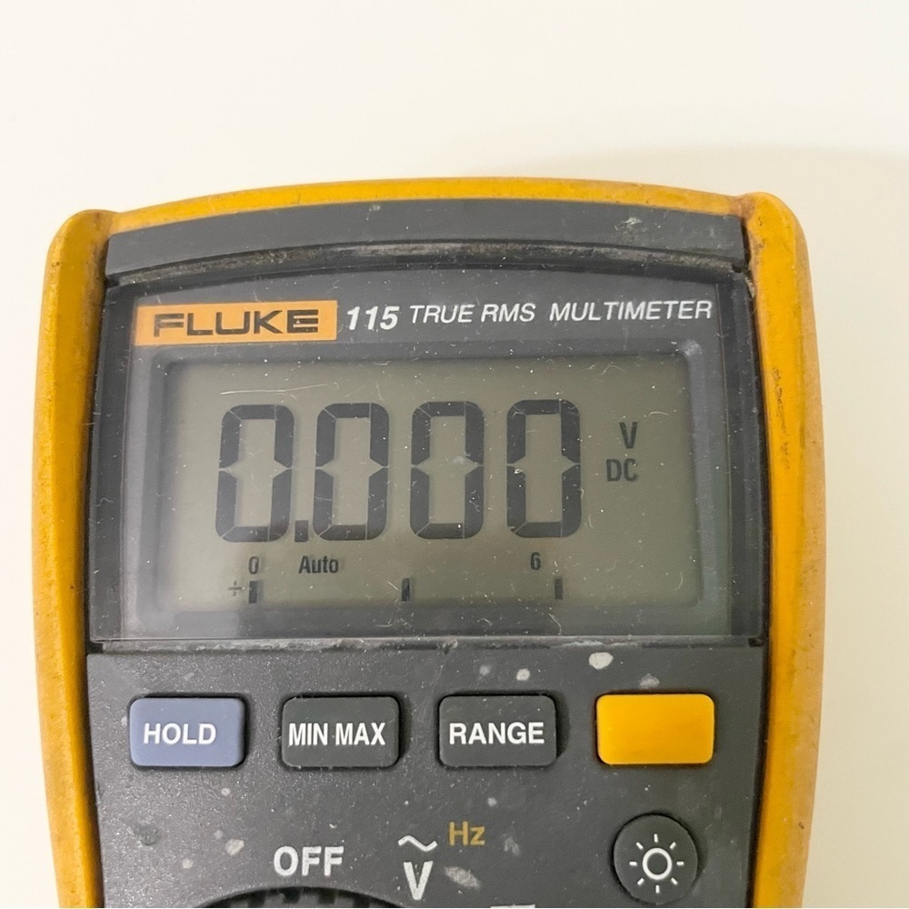 Fluke 115 True RMS Digital Multimeter - Picture 2 of 10